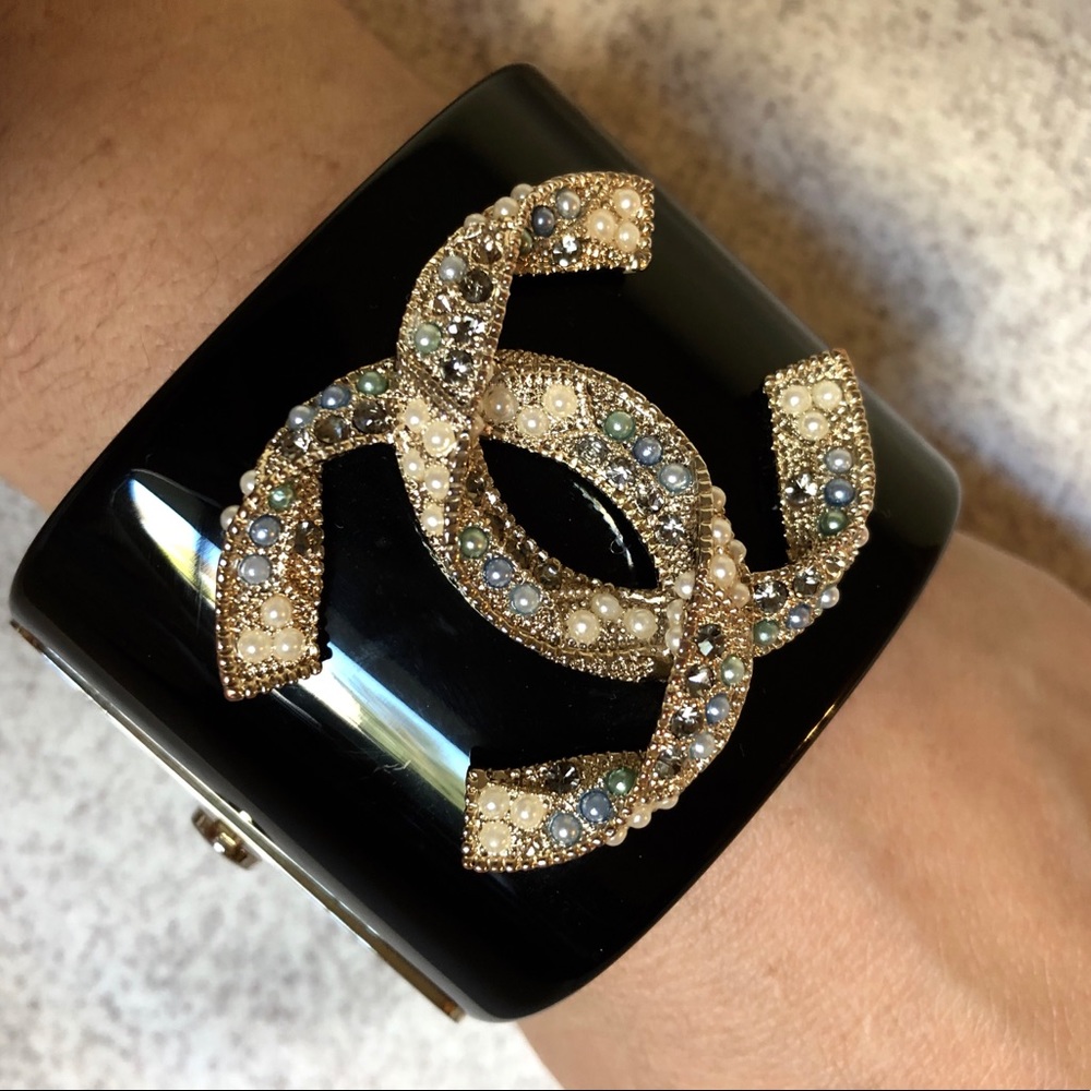 Obvi brand. Season 2017 Crystal/pearl resin cuff.